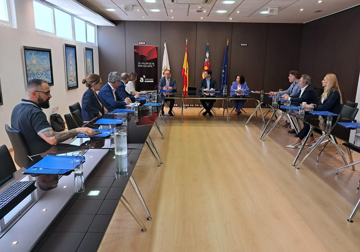 La asociación ha celebrado su última junta directiva con una visita al puerto de Alicante.
