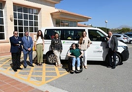 Entrega del vehículo adaptado al centro San Rafael.