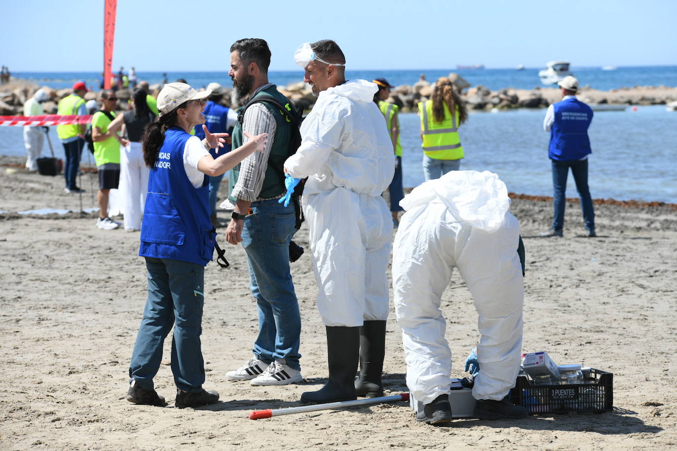Simulacro por vertido contaminante en la playa de la Almadraba de Alicante