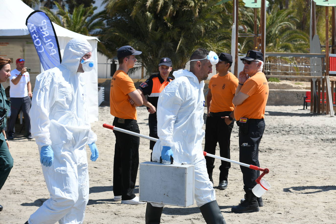 Simulacro por vertido contaminante en la playa de la Almadraba de Alicante