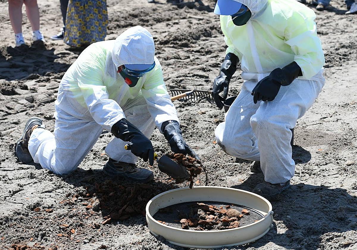 Simulacro por vertido contaminante en la playa de la Almadraba de Alicante
