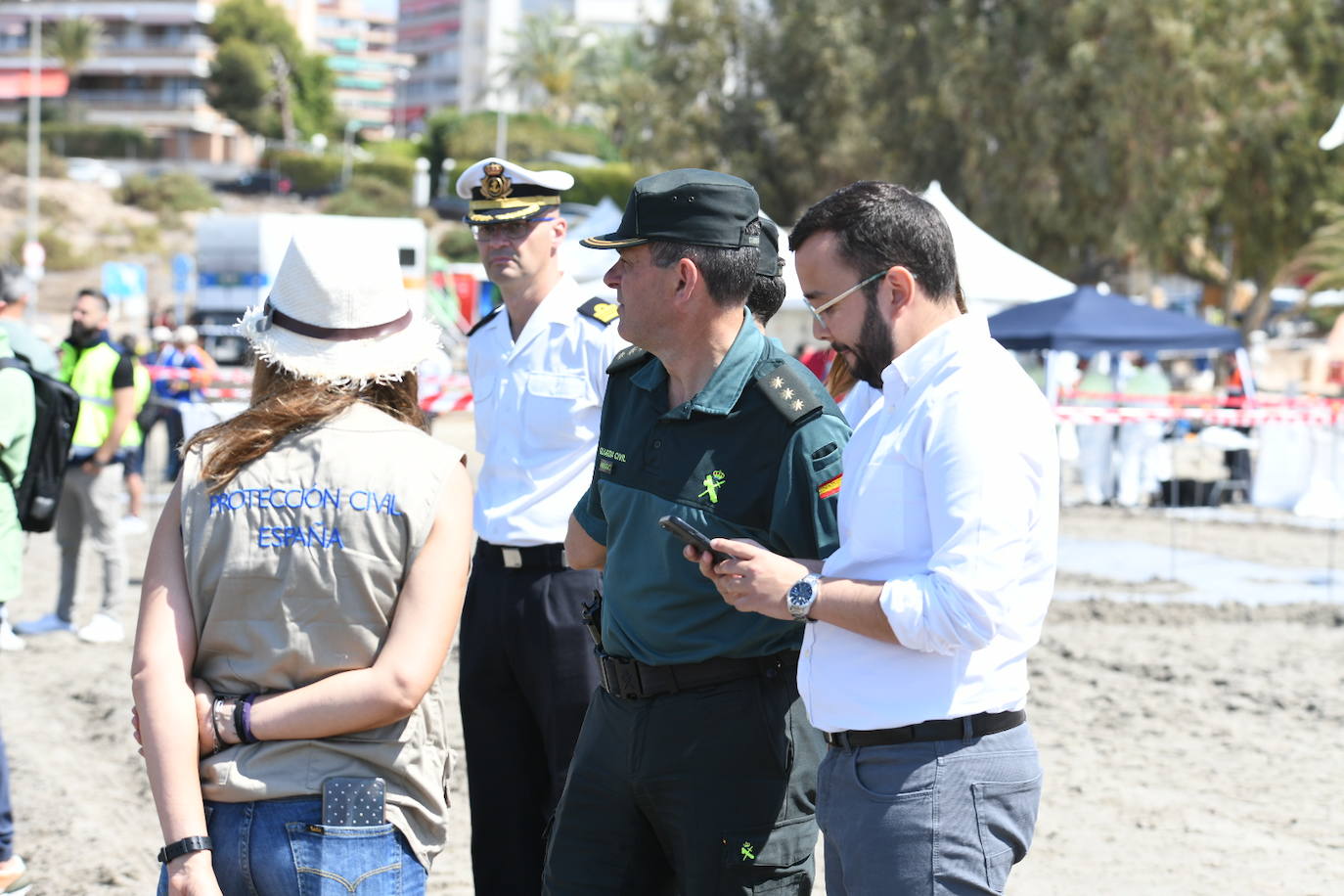 Simulacro por vertido contaminante en la playa de la Almadraba de Alicante