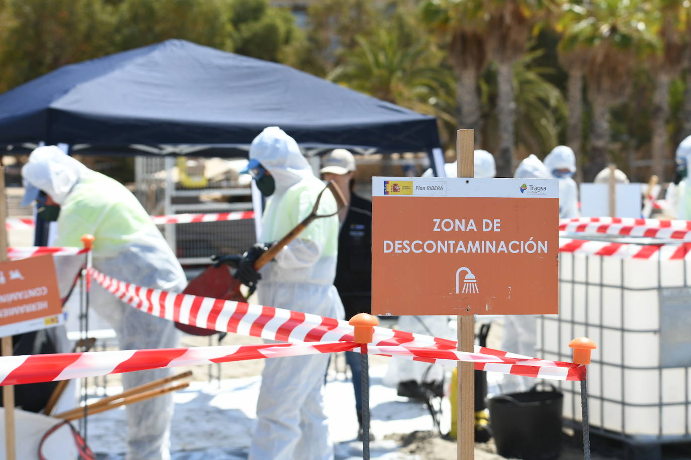 Simulacro por vertido contaminante en la playa de la Almadraba de Alicante