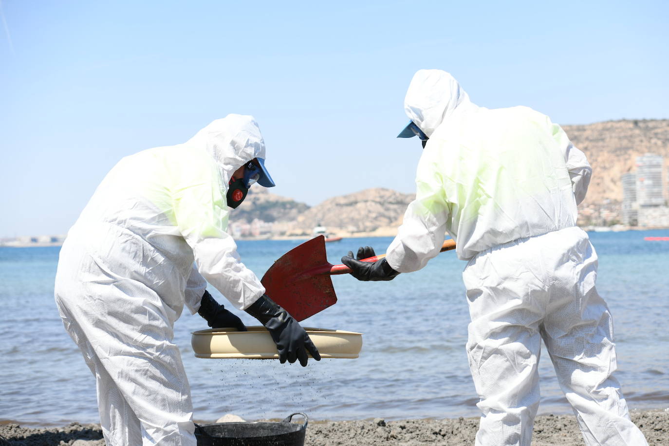 Simulacro por vertido contaminante en la playa de la Almadraba de Alicante