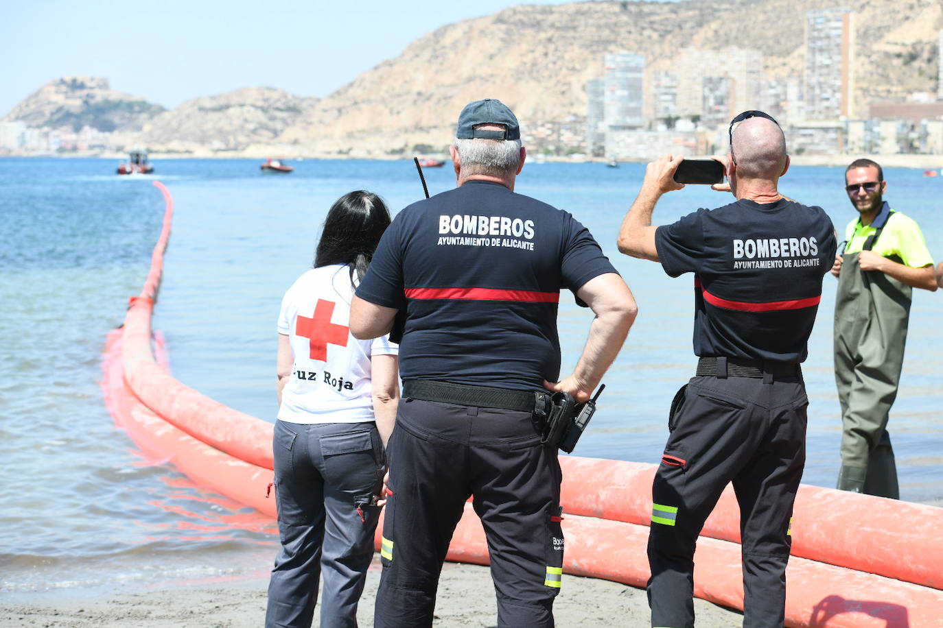 Simulacro por vertido contaminante en la playa de la Almadraba de Alicante