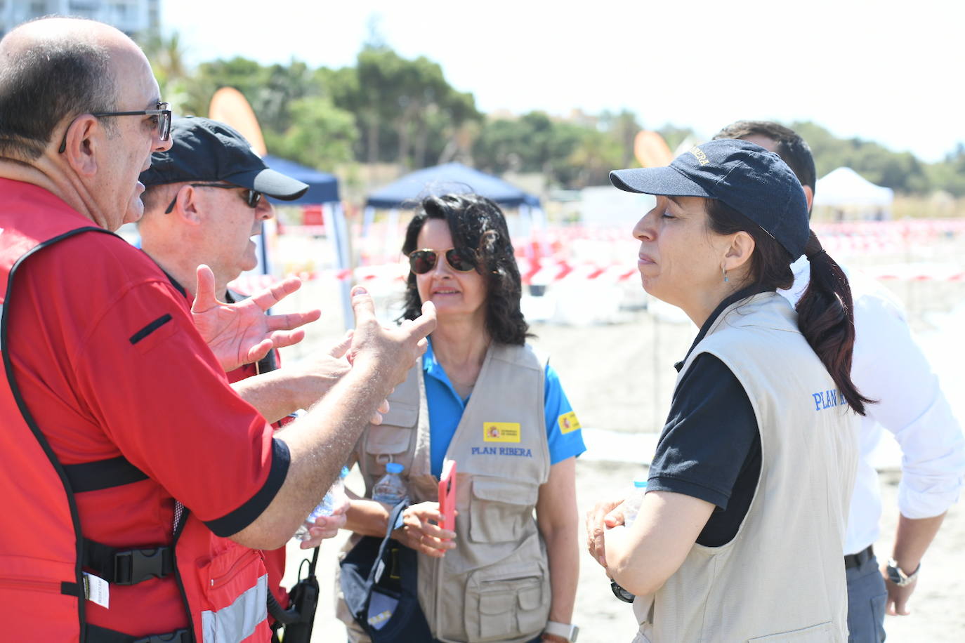 Simulacro por vertido contaminante en la playa de la Almadraba de Alicante