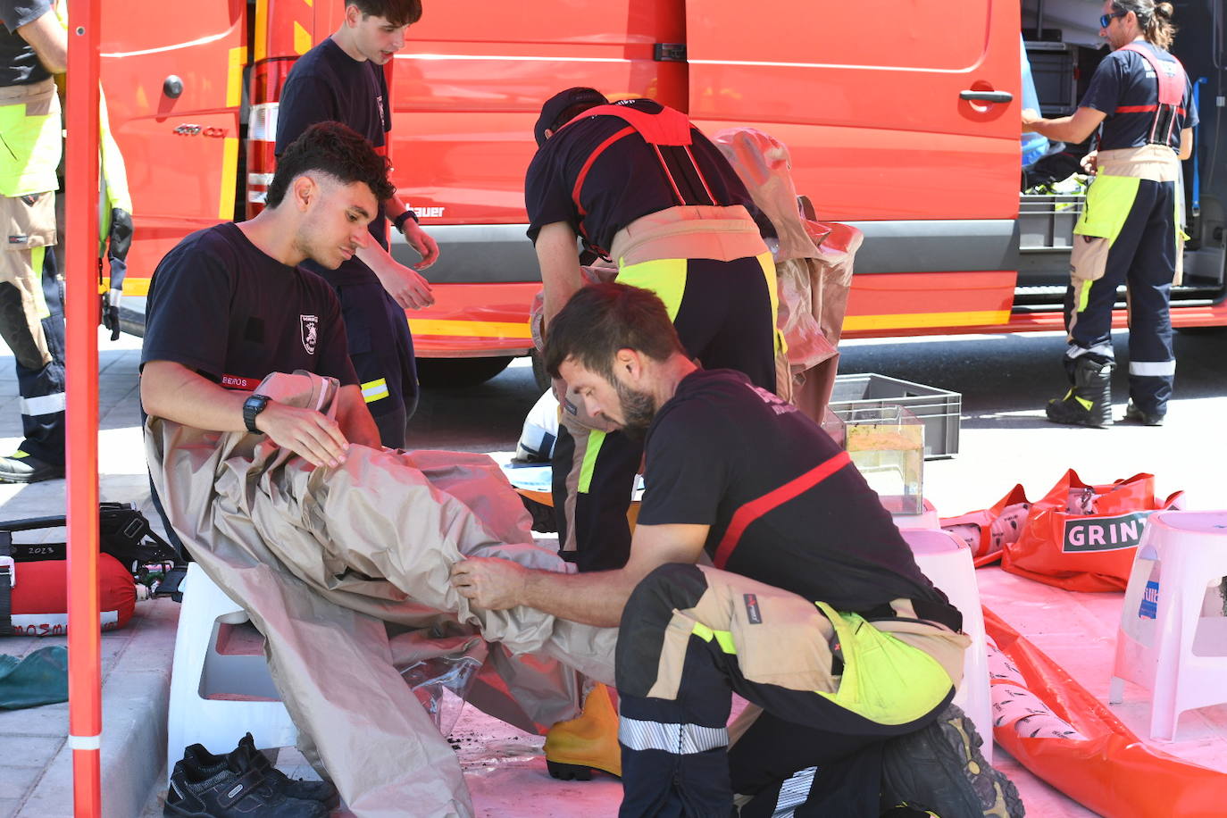 Simulacro por vertido contaminante en la playa de la Almadraba de Alicante