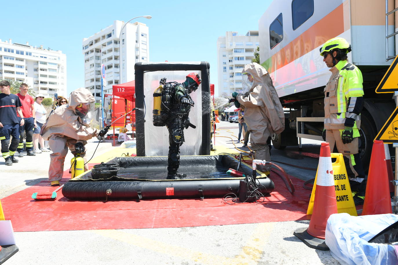 Simulacro por vertido contaminante en la playa de la Almadraba de Alicante