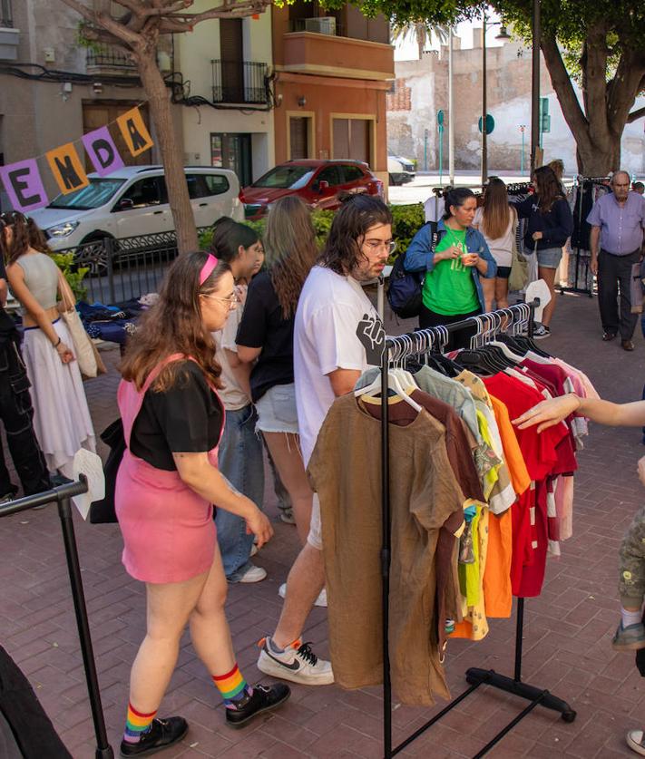 Imagen secundaria 2 - Se intercamviaron más de 200 prendas en cerca de dos horas durante la sexta edición de La Resistienda.