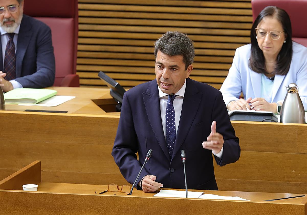 El presidente de la Generalitat Valenciana, Carlos Mazón, en la sesión de control de Les Corts.