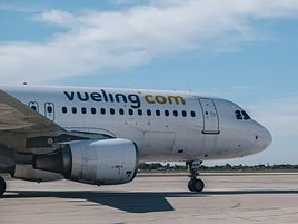 Avión de Vueling en el aeropuerto de Alicante.