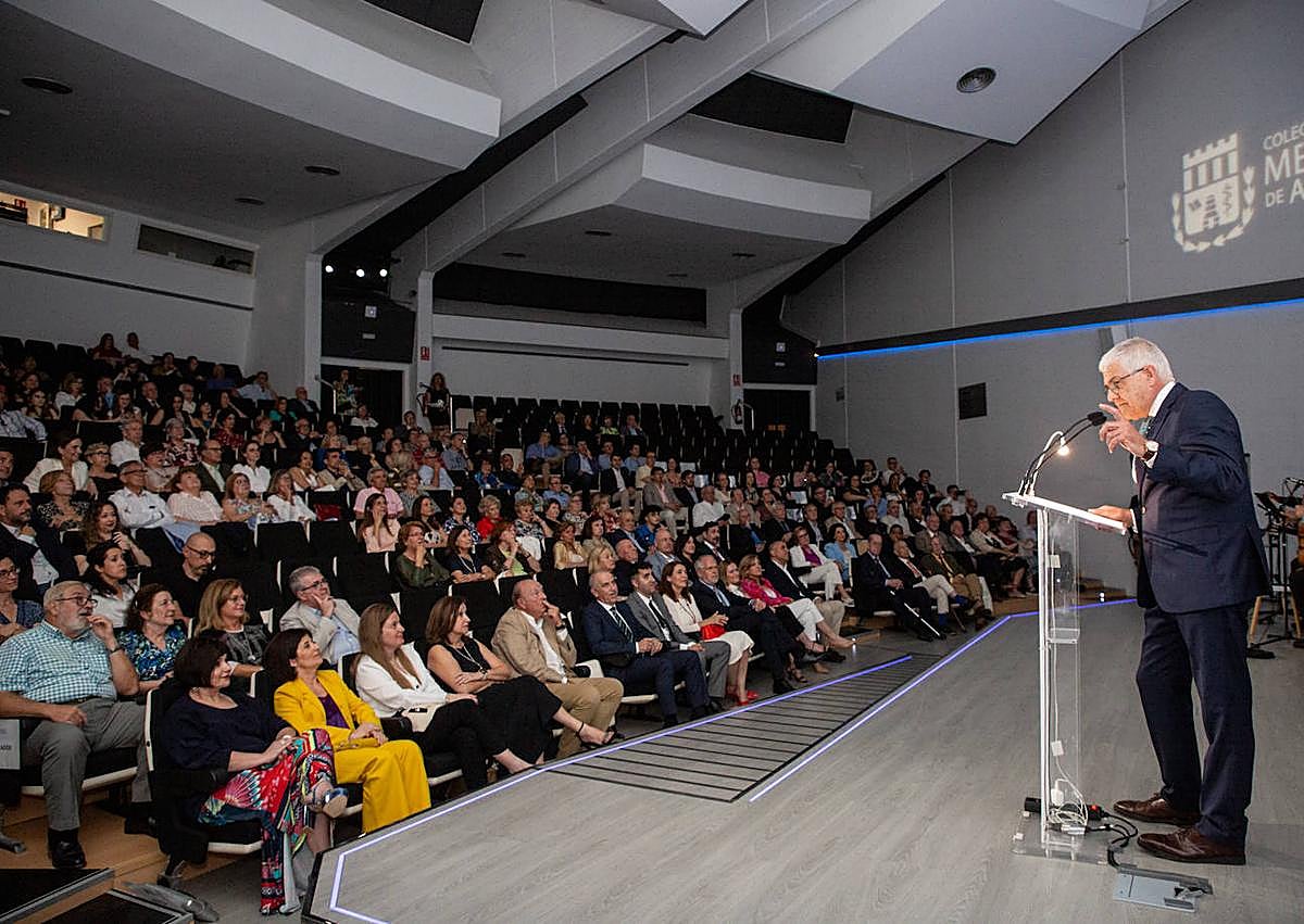 Imagen secundaria 1 - Diferentes instantáneas del acto celebrado en el Palacio de Congresos de Alicante.