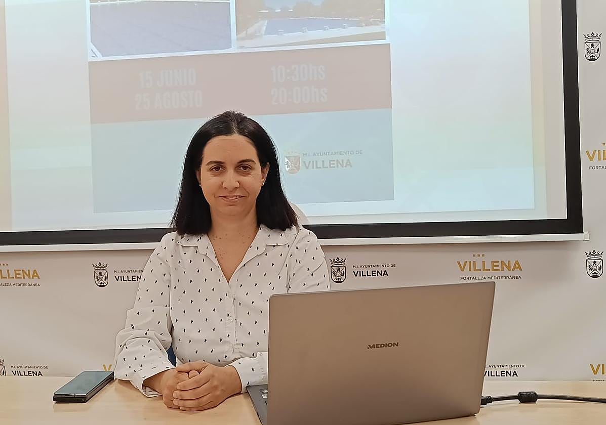 La concejala de Deportes de Villena, Maite Gandía, durante la presentación de las actividades de verano.