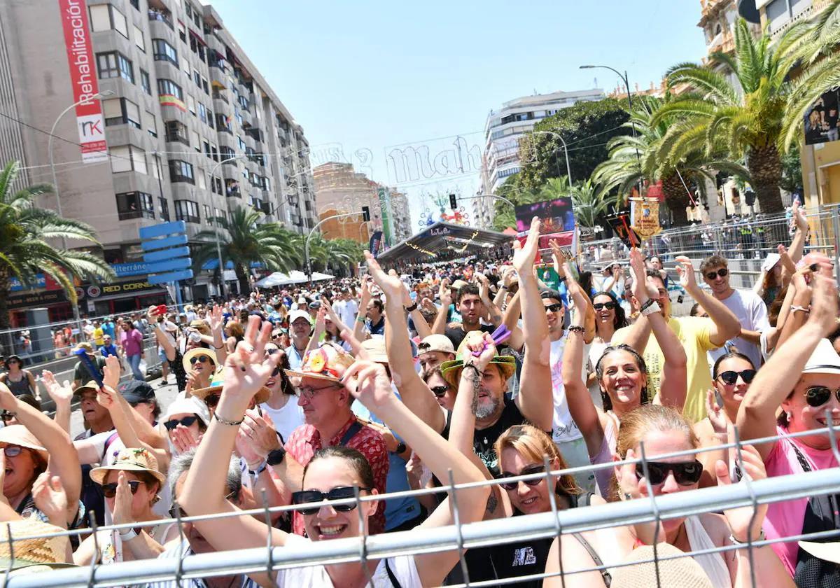 Alicantinos y turistas disfrutan de una mascletà en Luceros.