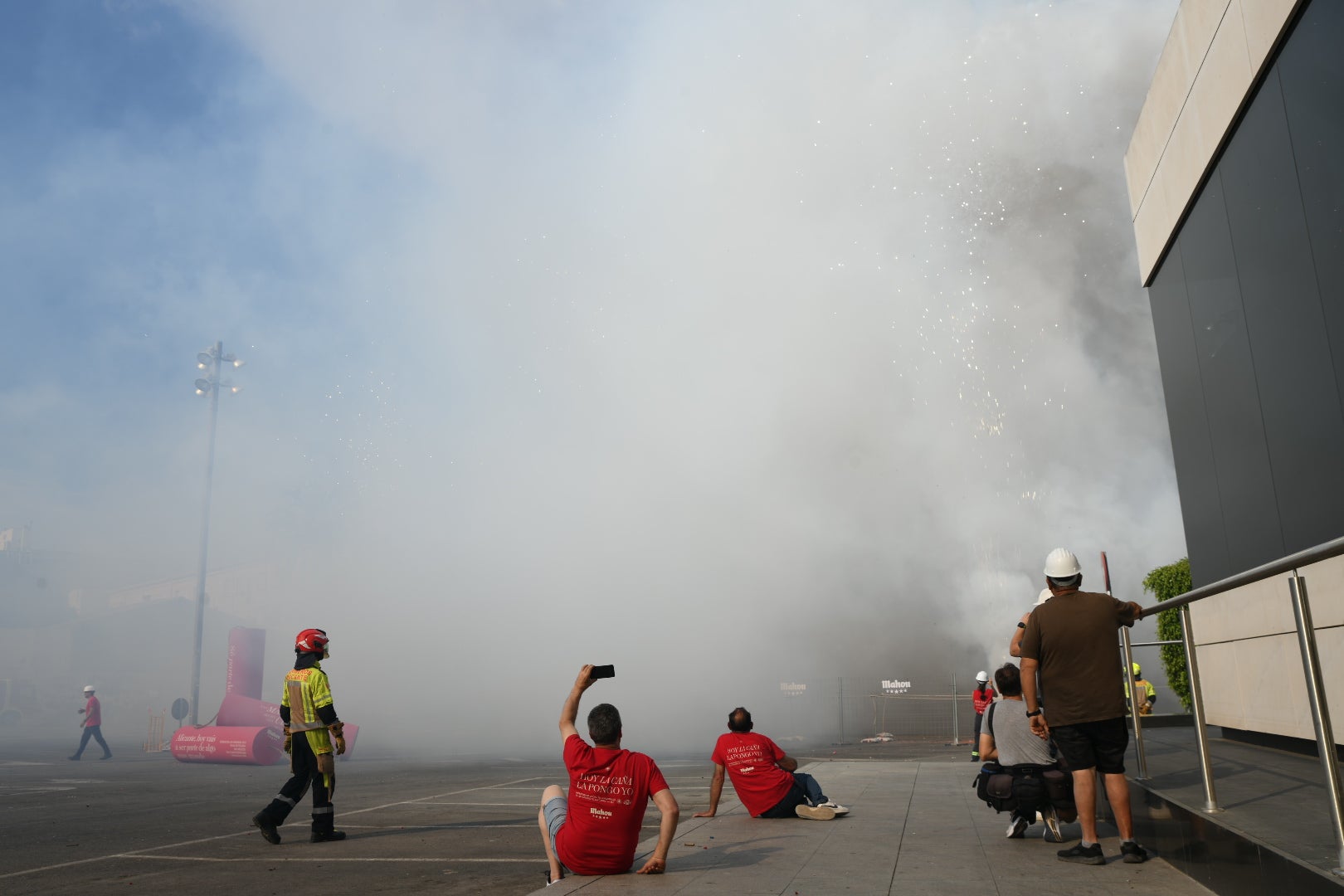 Revive foto a foto la mascletà de las Hogueras de Alicante en el ADDA