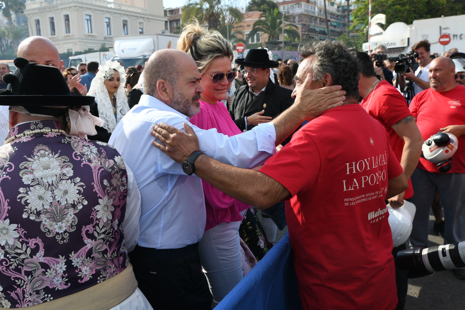 Revive foto a foto la mascletà de las Hogueras de Alicante en el ADDA