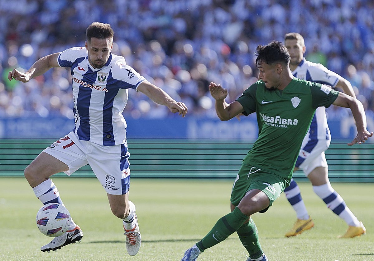 Rafael Núñez trata de dar un pase ante la presión de Miramón en el partido de este domingo.