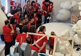 Paco Giner muestra los ninots de la hoguera Carolinas Altas en su taller.