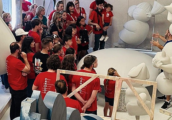 Paco Giner muestra los ninots de la hoguera Carolinas Altas en su taller.