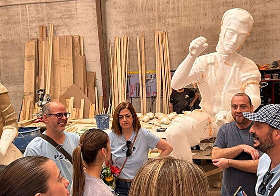 Fran Santonja en su taller con foguerers de Polígono de San Blas.
