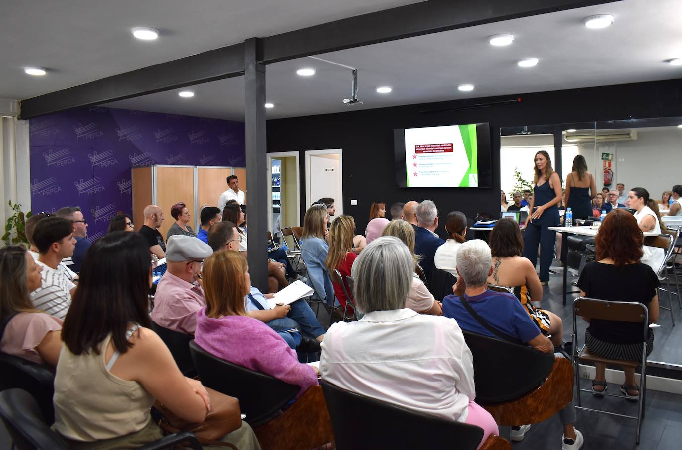 Peluqueros de Alicante organizan un taller para atender a menores con autismo