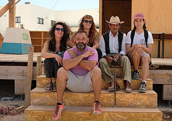 Neus Maronas junto a otras voluntarias de Asertos y vecinos del barrio del Cementerio.
