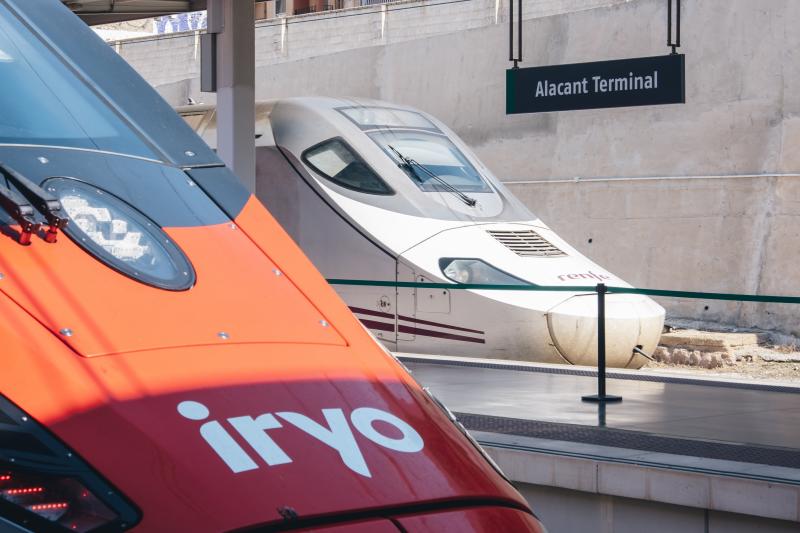 Un tren de Iryo en la estación de Alicante.