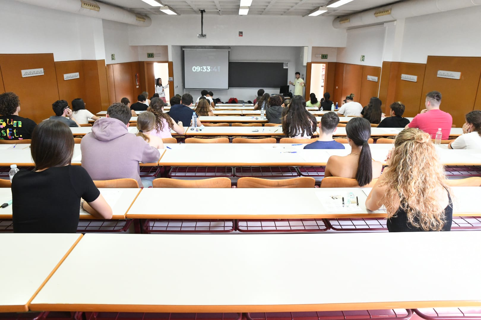 Nervios y esperanzas en el inicio de la EBAU en Alicante