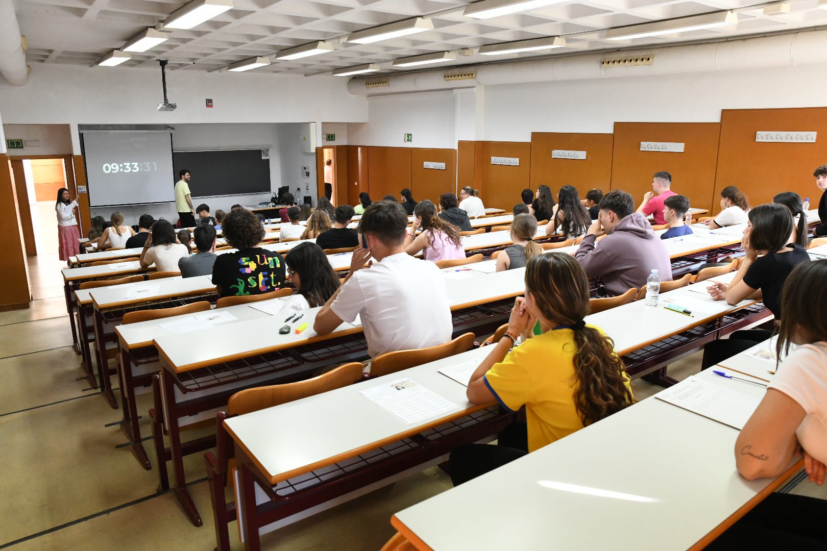 Nervios y esperanzas en el inicio de la EBAU en Alicante