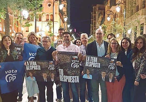 El PP de Alicante, en la pegada de carteles al inicio de la campaña electoral.