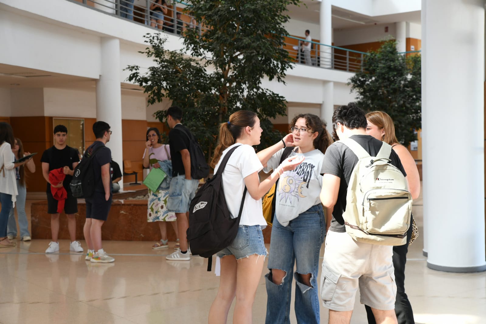 Nervios y esperanzas en el inicio de la EBAU en Alicante