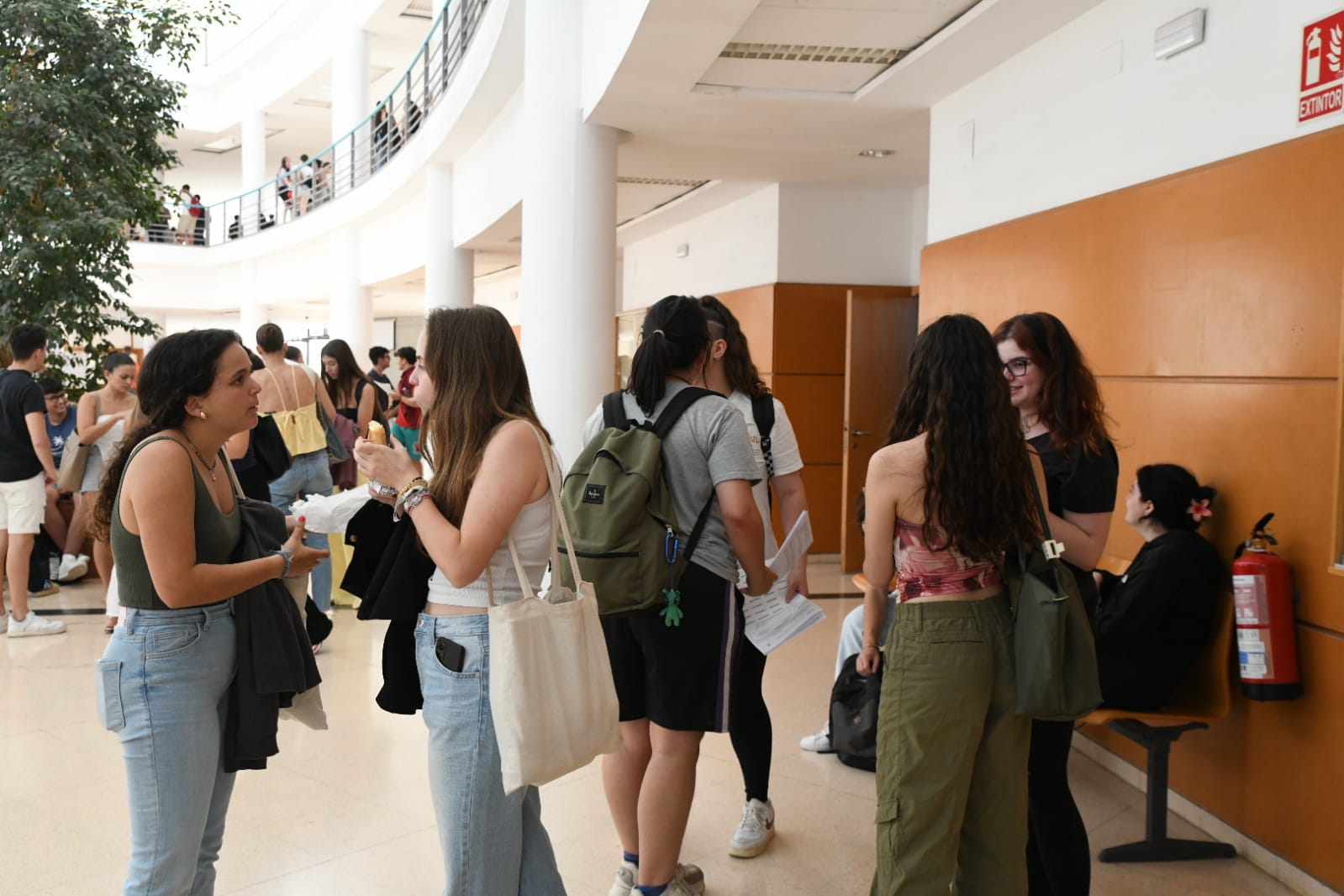Nervios y esperanzas en el inicio de la EBAU en Alicante