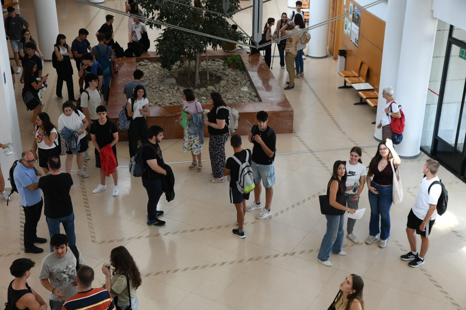 Nervios y esperanzas en el inicio de la EBAU en Alicante