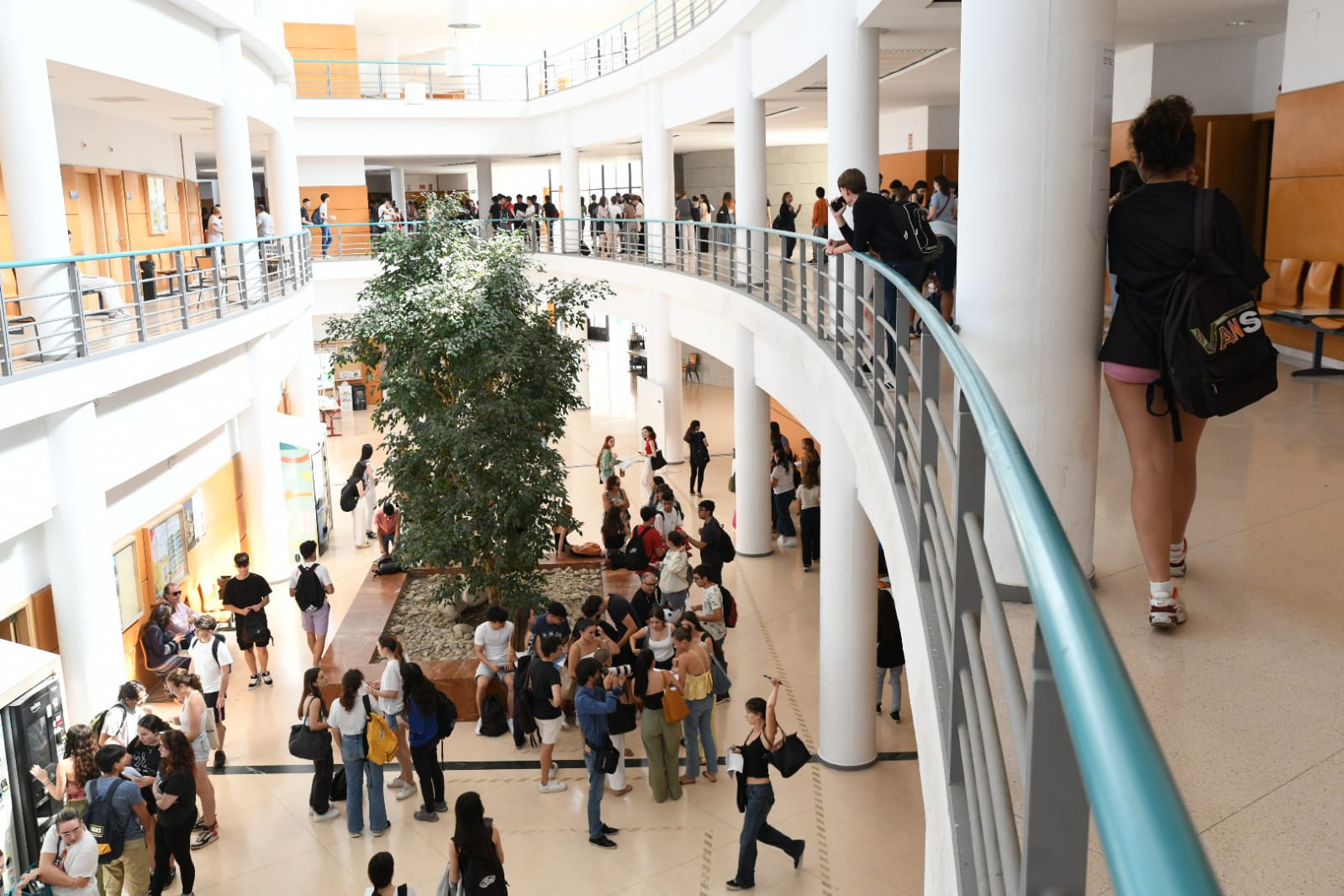 Nervios y esperanzas en el inicio de la EBAU en Alicante