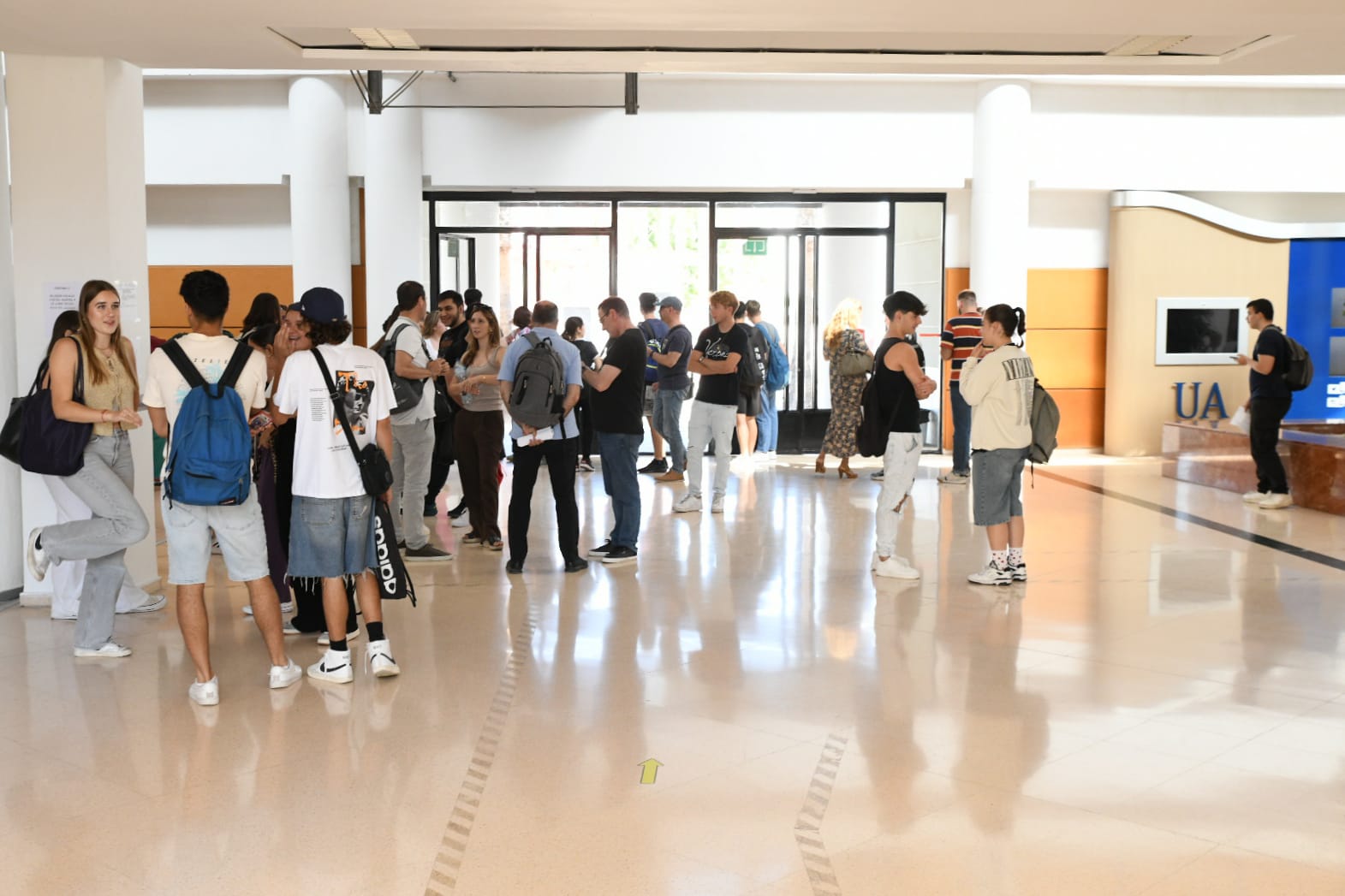 Nervios y esperanzas en el inicio de la EBAU en Alicante