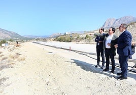 El presidente de la Diputación, Toni Pérez, visita unas obras en Finestrat, con su alcalde, Juanfran Pérez.