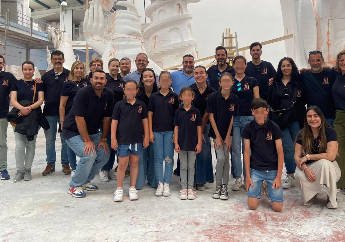 Foguerers de La Ceràmica visitan el taller de Palacio i Serra.