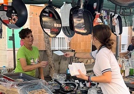 Una alumna anima al voto en un puesto del mercadillo de Benalua. q