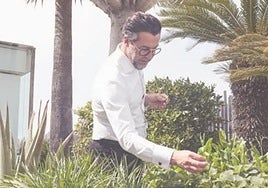 Quique Dacosta, en el jardín de su restaurante de Dénia.