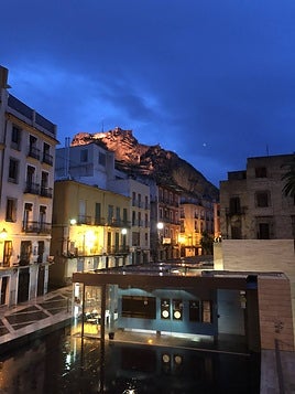 Vista del castillo de noche.