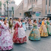 La música y color de las Hogueras llenan Alicante en la Entrada de Bandas