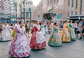 Una de las comisiones, a su paso por el Mercado Central.