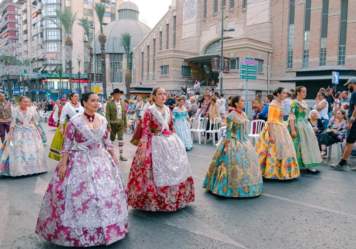 Una de las comisiones, a su paso por el Mercado Central.