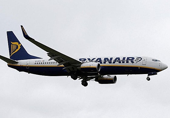 Avión de Ryanair en pleno vuelo.