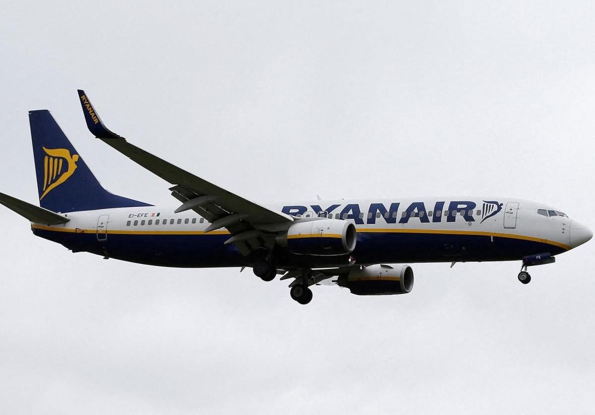 Avión de Ryanair en pleno vuelo.