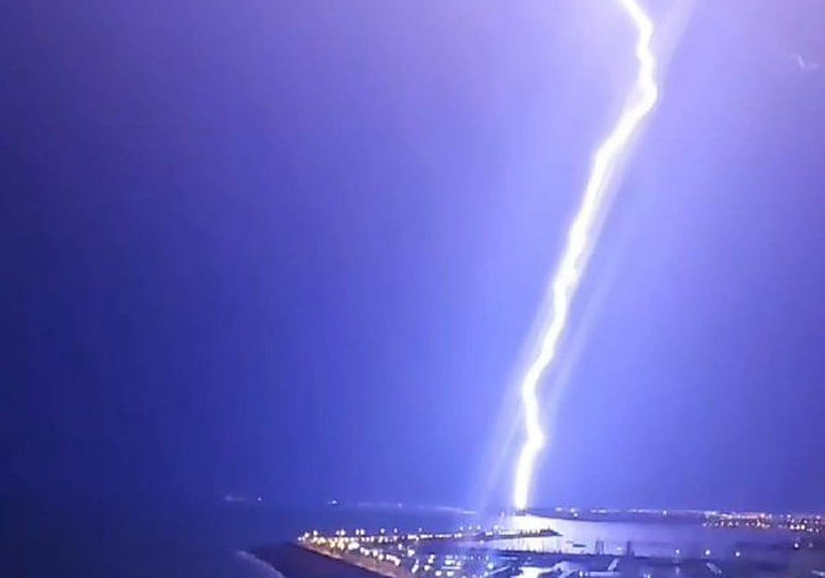 Espectacular rayo cielo-tierra en el dique de Torrevieja, el pasado día 6.