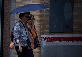 Dos mujeres pasean bajo la lluvia durante la DANA que ha barrido la Península la última semana.