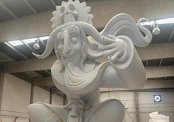 Ninot del chamán que rematará la hoguera de Florida-Plaza de la Viña.