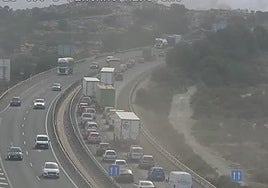 Momento de la retención con humo del vehículo incendiado.