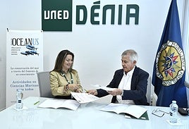 La directora de la UNED Dénia, Raquel Martí, con el presidente de Oceanus, Manuel García.